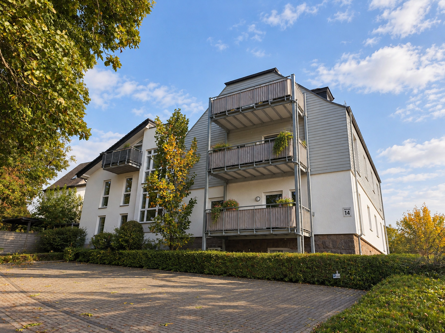 Frontansicht des Mehrfamilienhauses am Amselweg