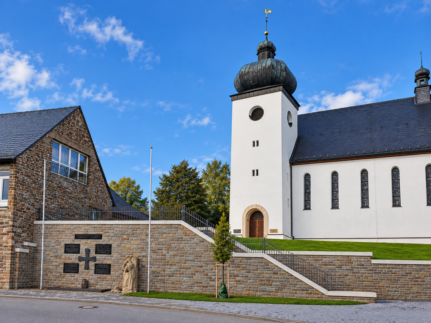Pfarrkirche St. Marien Bracht mit erneuerter Stützmauer und Treppenanlage