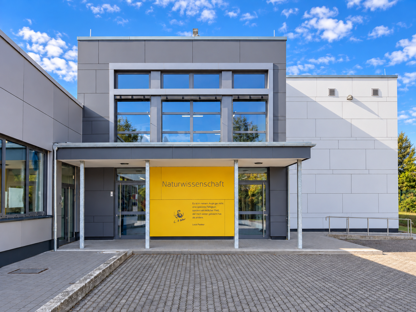 Gymnasium Petrinum Brilon – Haupteingang des MINT-Anbaus
