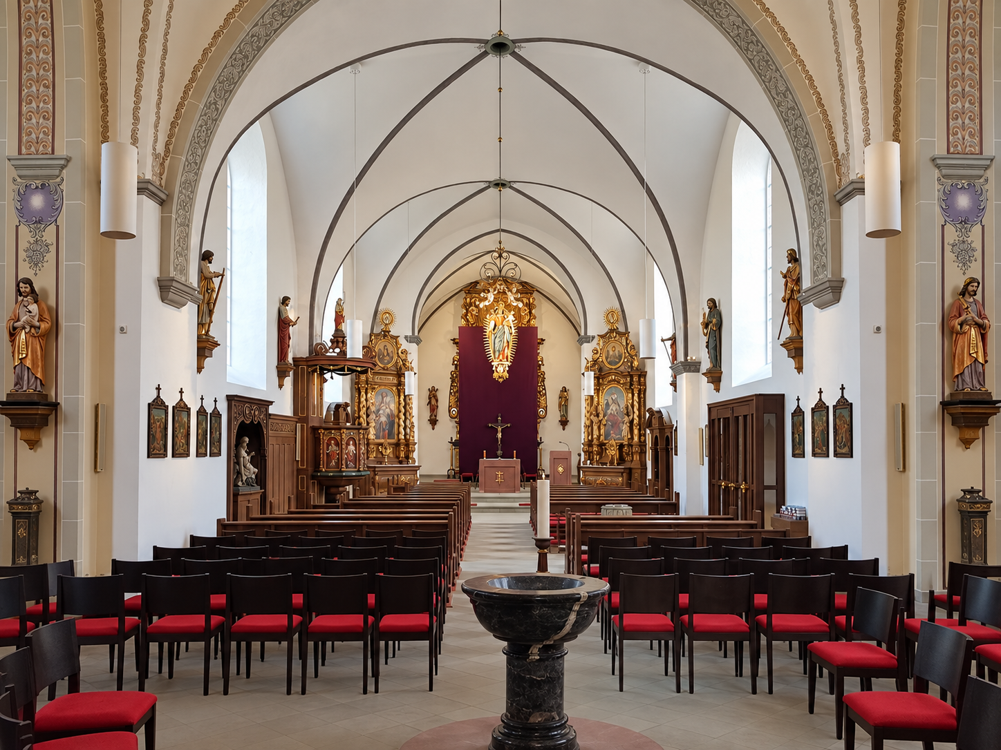 Pfarrkirche St. Johannes Enthauptung – Altarbereich nach der Innensanierung